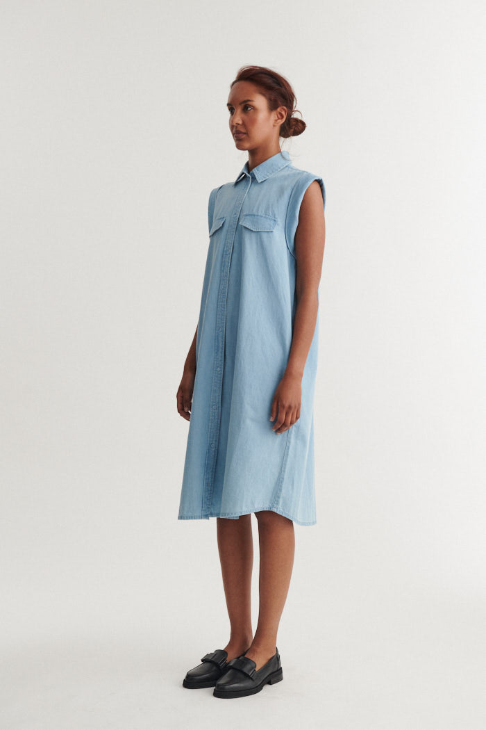 basic-apparel-cody-dress-jeanskleid-light-wash-bio-baumwolle image 1