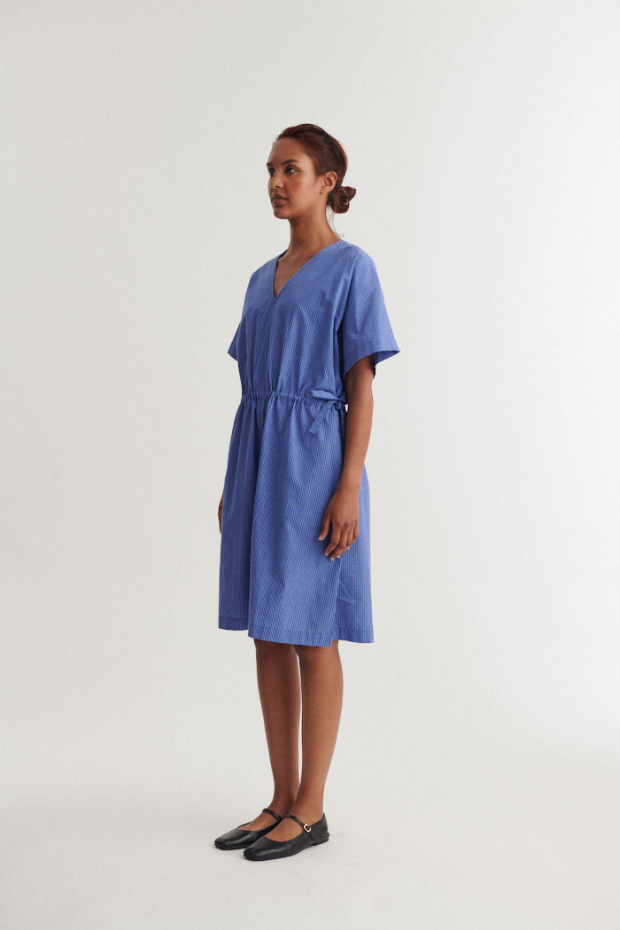 basic-apparel-chane-dress-kleid-blau-bio-baumwolle-taschen image 3