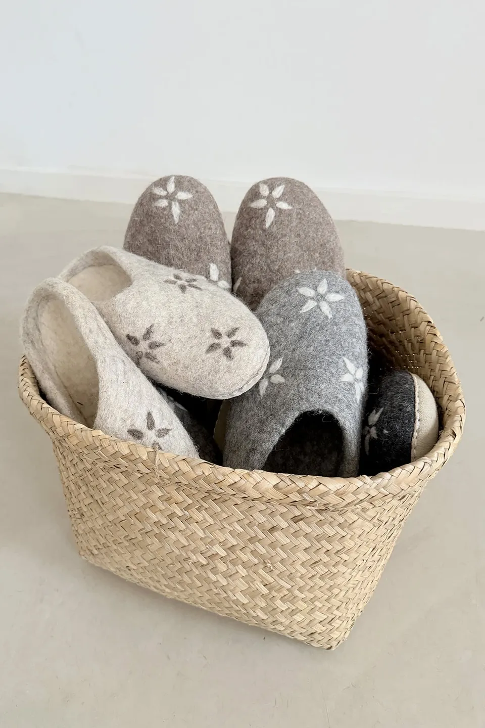 care-by-me-warm-feet-slippers-filz-hausschuhe-braun-39-41 image 1