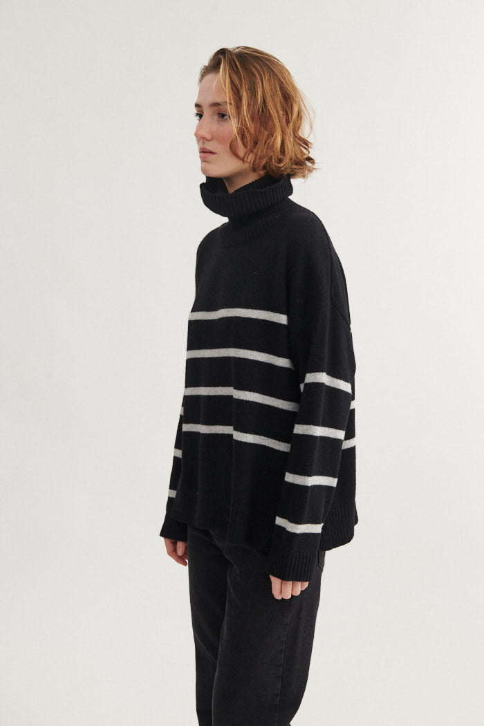 basic-apparel-lise-striped-t-neck-pullover-black-recycling image 2
