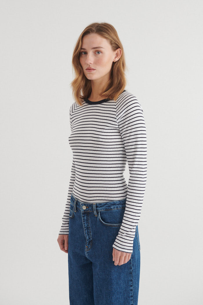 basic-apparel-arense-ls-tee-langarmshirt-wei-blau-streifen image 2