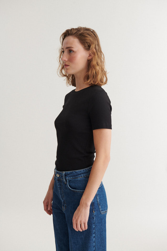 basic-apparel-ludmilla-o-neck-t-shirt-black-bio image 2