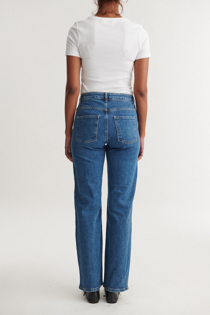basic-apparel-elisa-jeans-straight-mid-blue-bio-baumwolle image 2