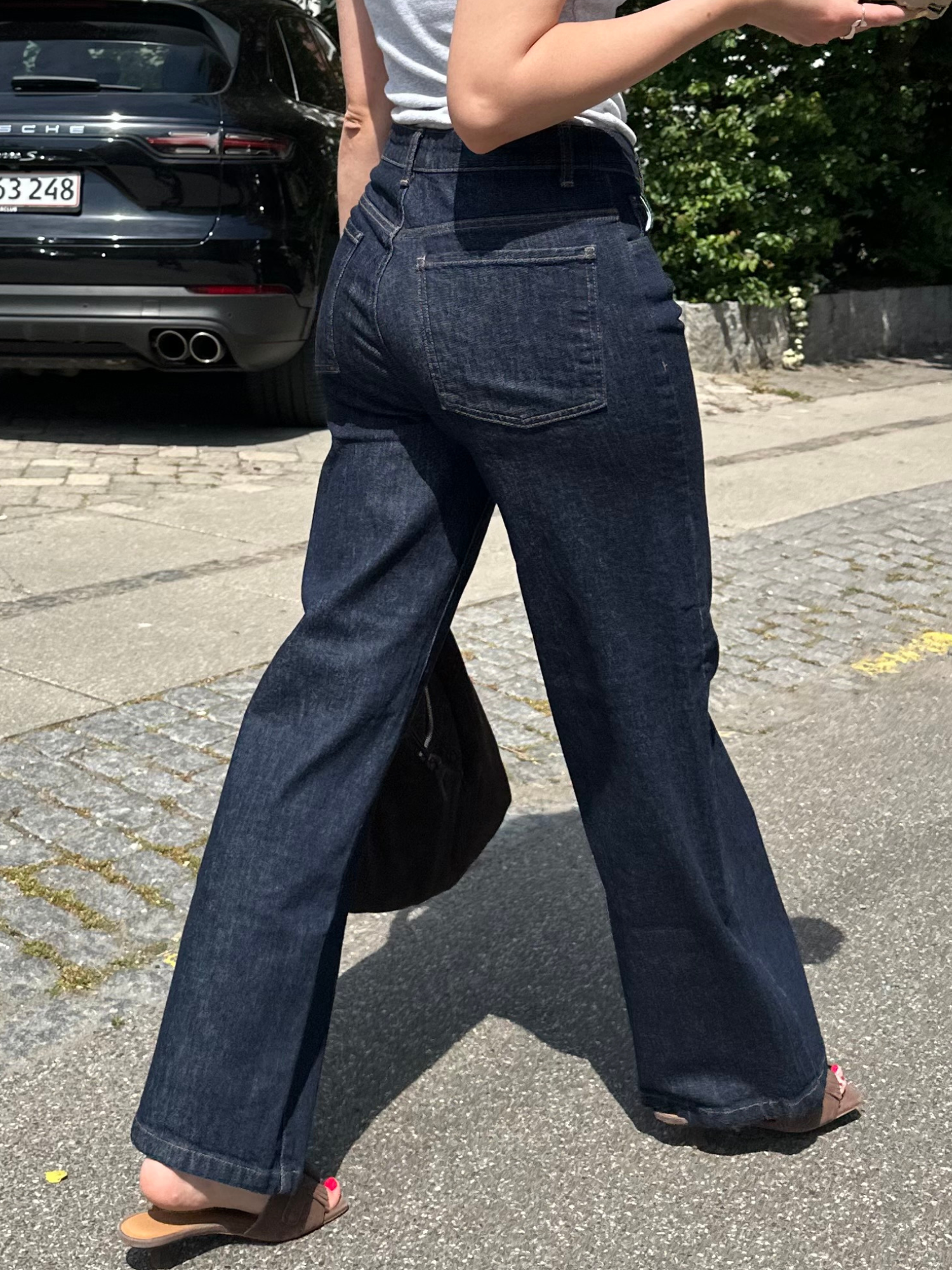 basic-apparel-enya-rinse-wash-jeans-damen-raw-denim-bio-baumwolle image 2