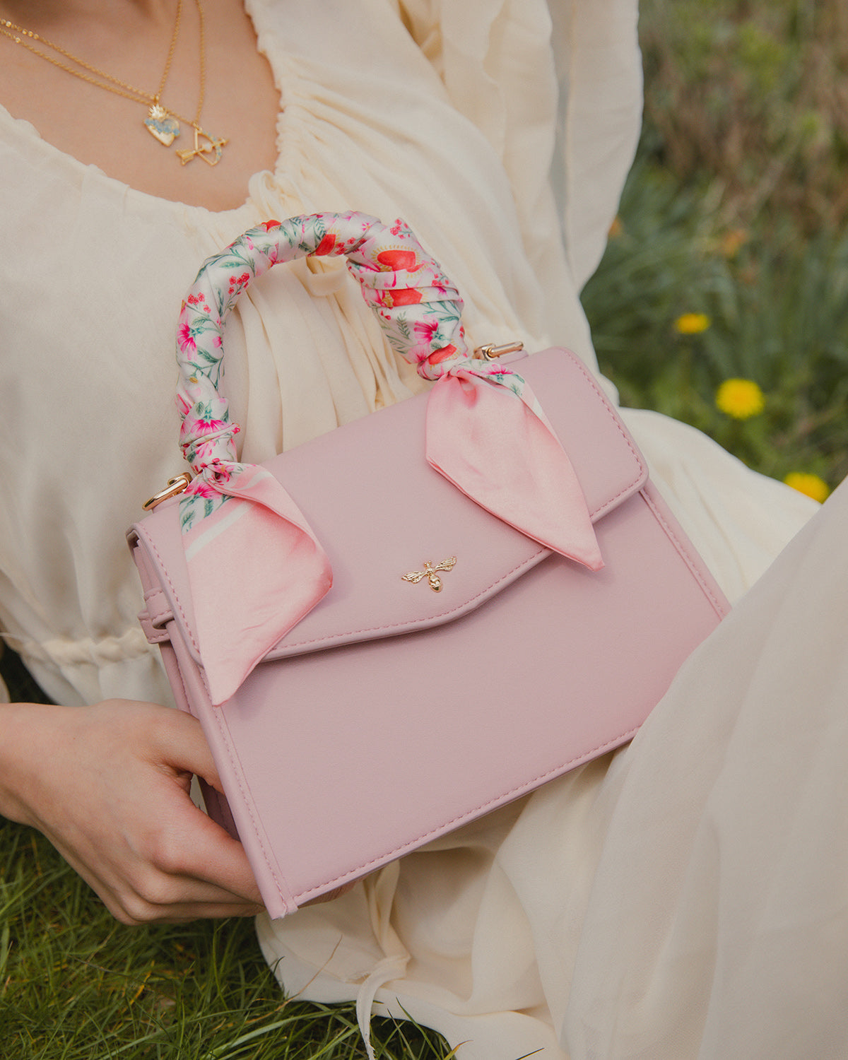 fable-england-structured-tote-tasche-rosa-klein-biene image 2