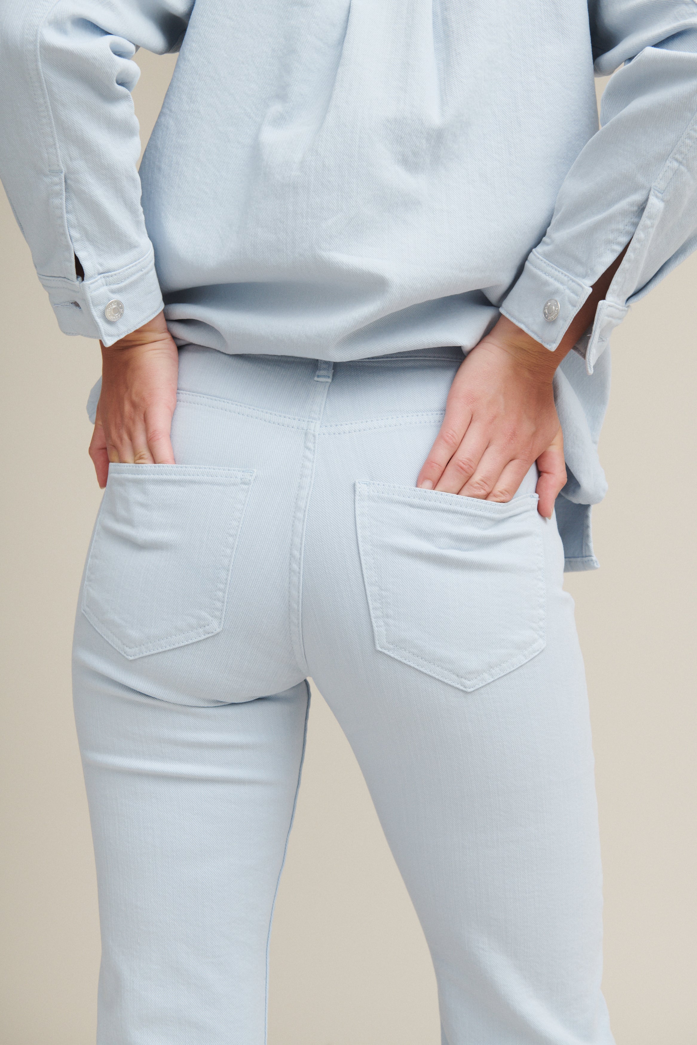 basic-apparel-ellen-jeans-celestial-blue-mom-jeans-bio-baumwolle image 5