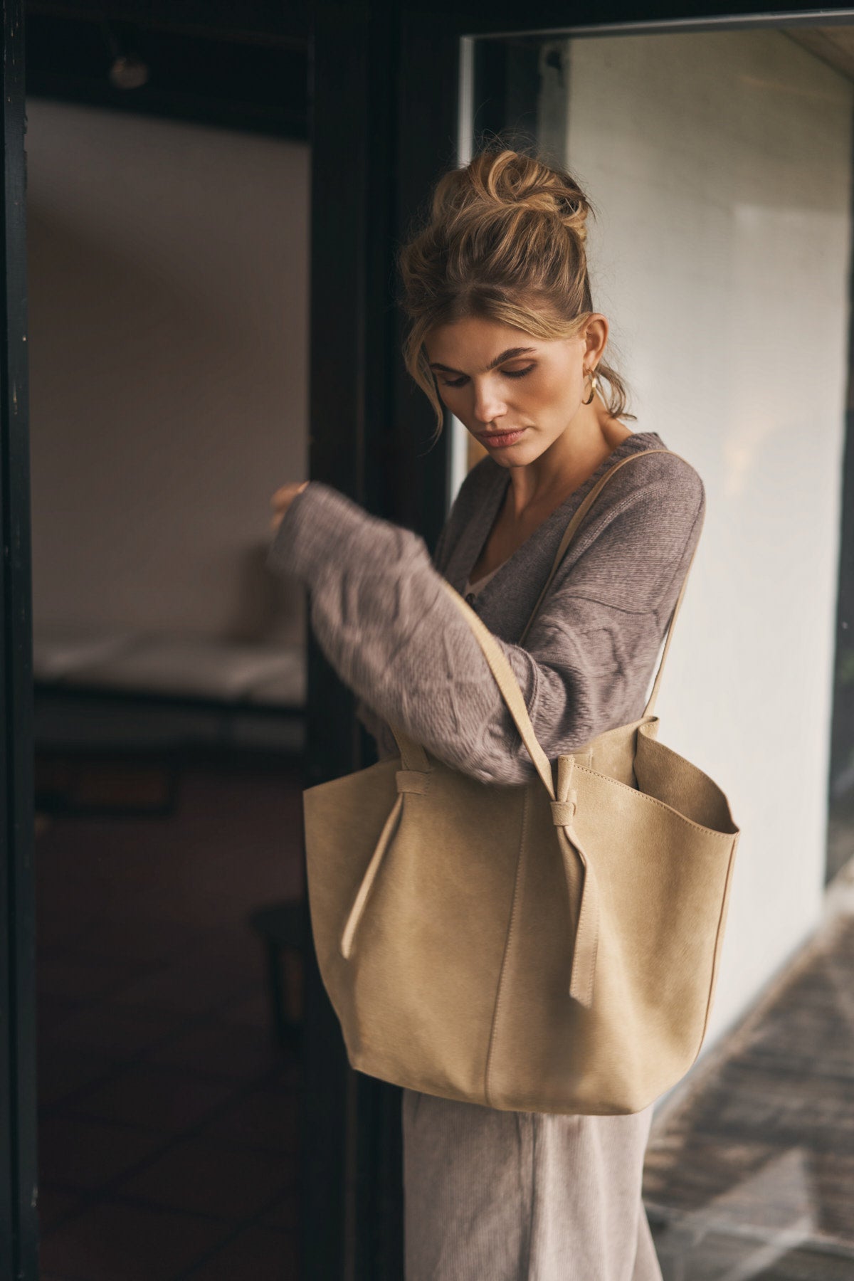 care-by-me-emma-bag-tasche-chocolate-wildleder-laptop image 2