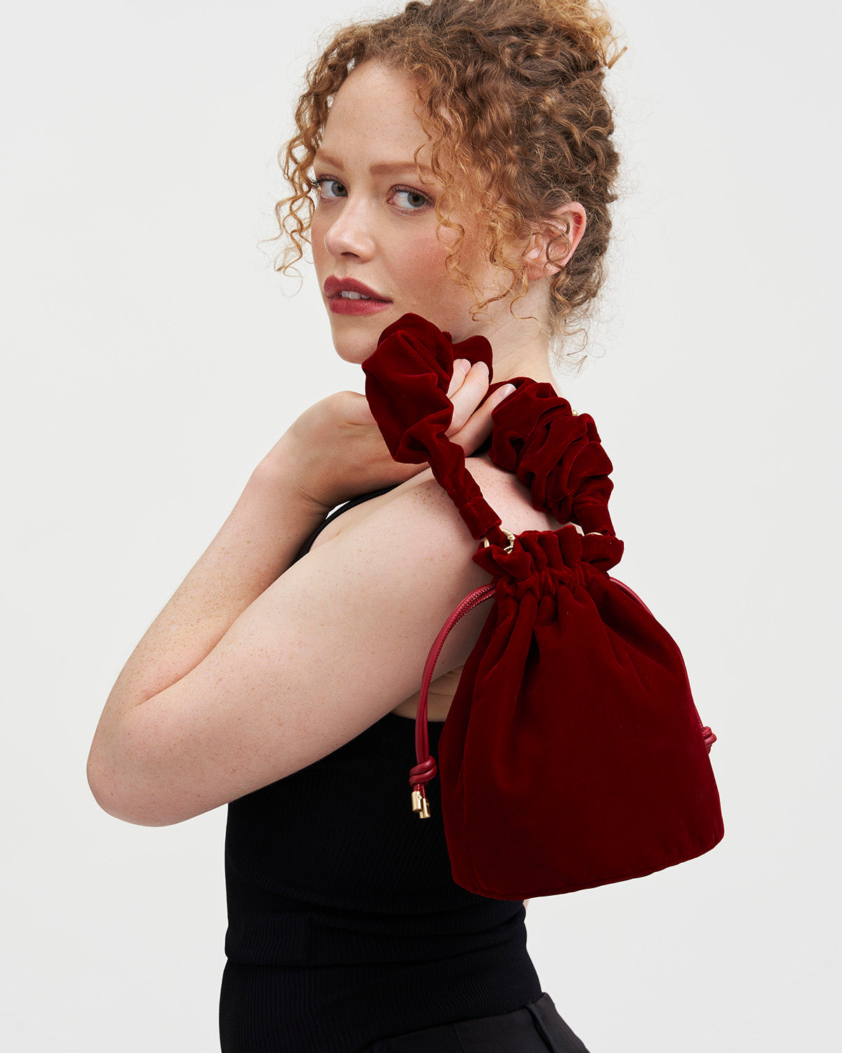 fable-england-handbags-ruby-bucket-bag-rot-samt-kordelzug image 2