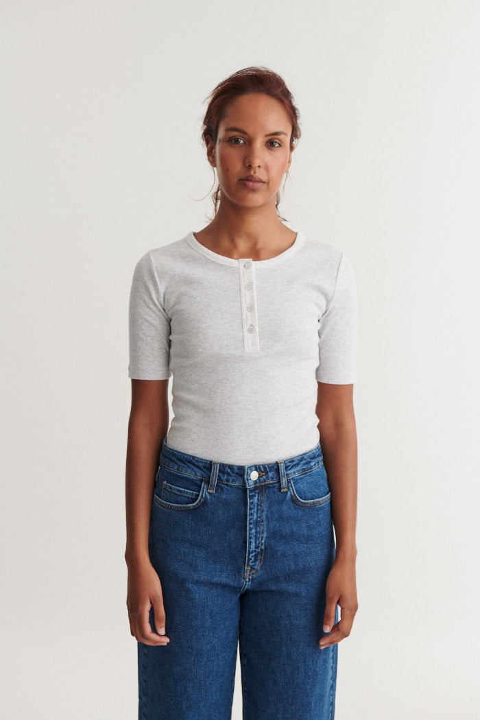 basic-apparel-ludmilla-ss-granddad-top-grau-bio image 1