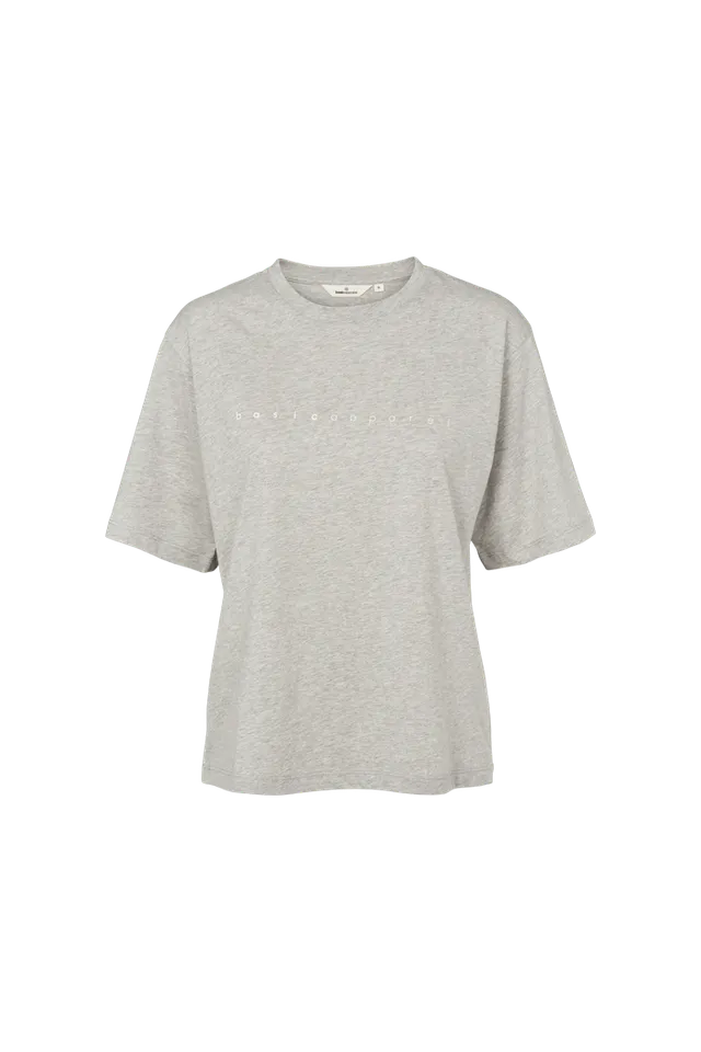 basic-apparel-raja-logo-tee-t-shirt-hellgrau-bio-baumwolle image 1