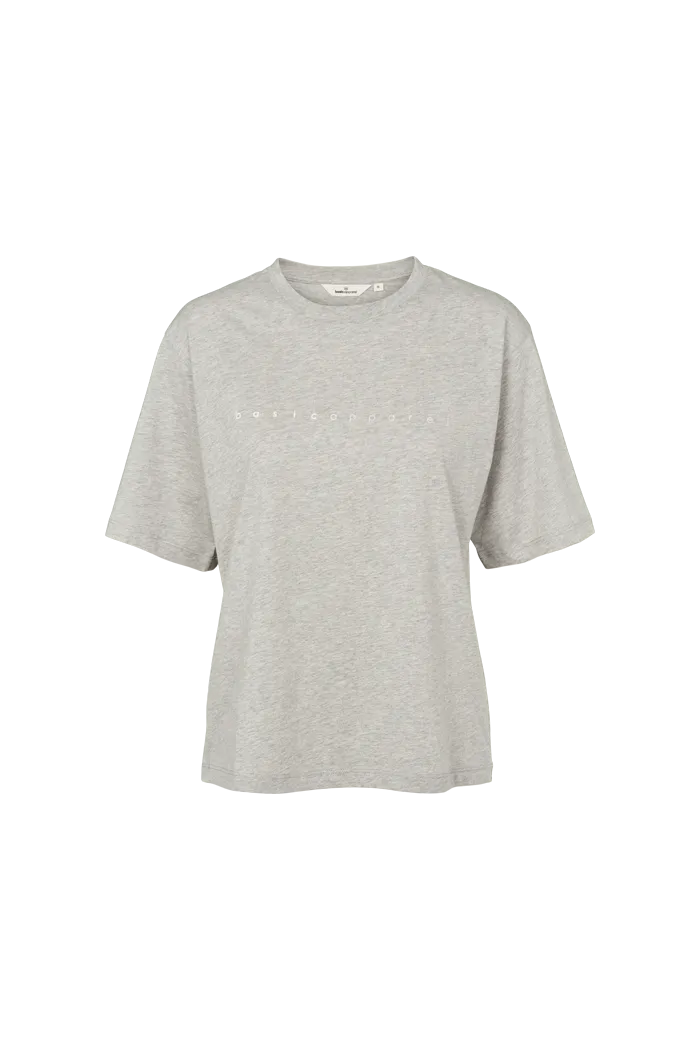 basic-apparel-raja-logo-tee-t-shirt-hellgrau-bio-baumwolle image 1