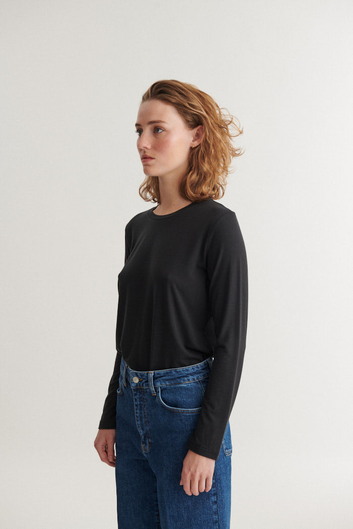basic-apparel-jolanda-ls-tee-langarmshirt-black-tencel image 2