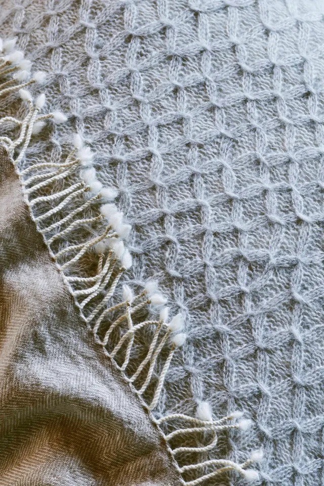 care-by-me-agnes-kissen-50x50-light-grey-cashmere-seide image 1