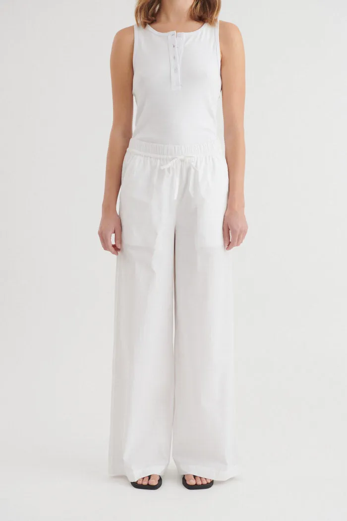 basic-apparel-ida-hose-bright-white-bio-baumwolle-weites-bein image 1