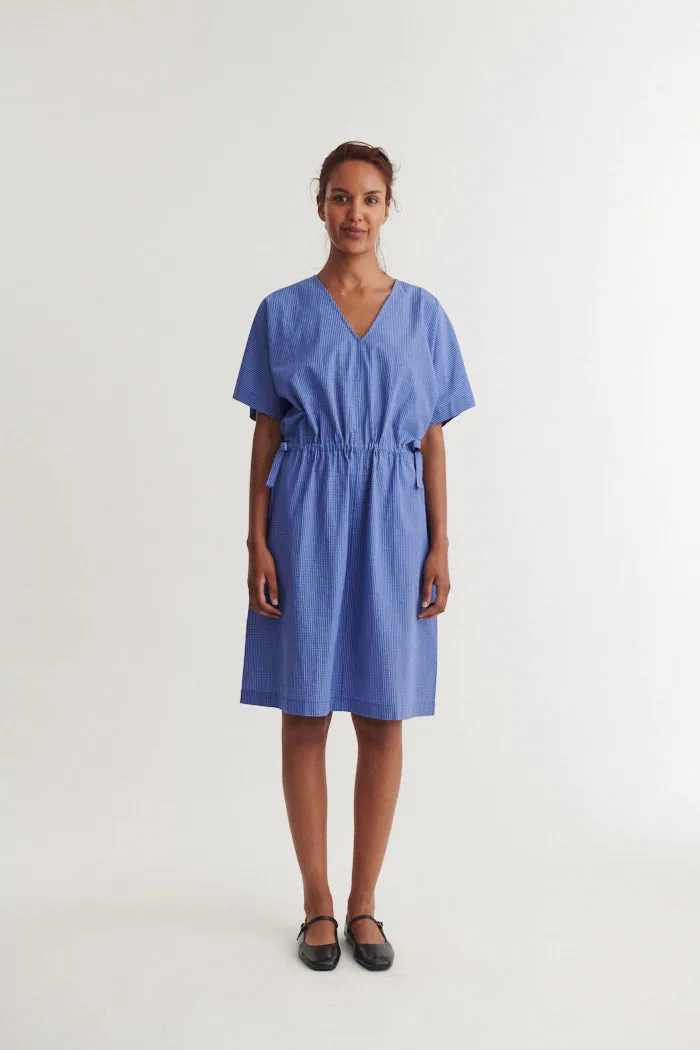 basic-apparel-chane-dress-kleid-blau-bio-baumwolle-taschen image 1