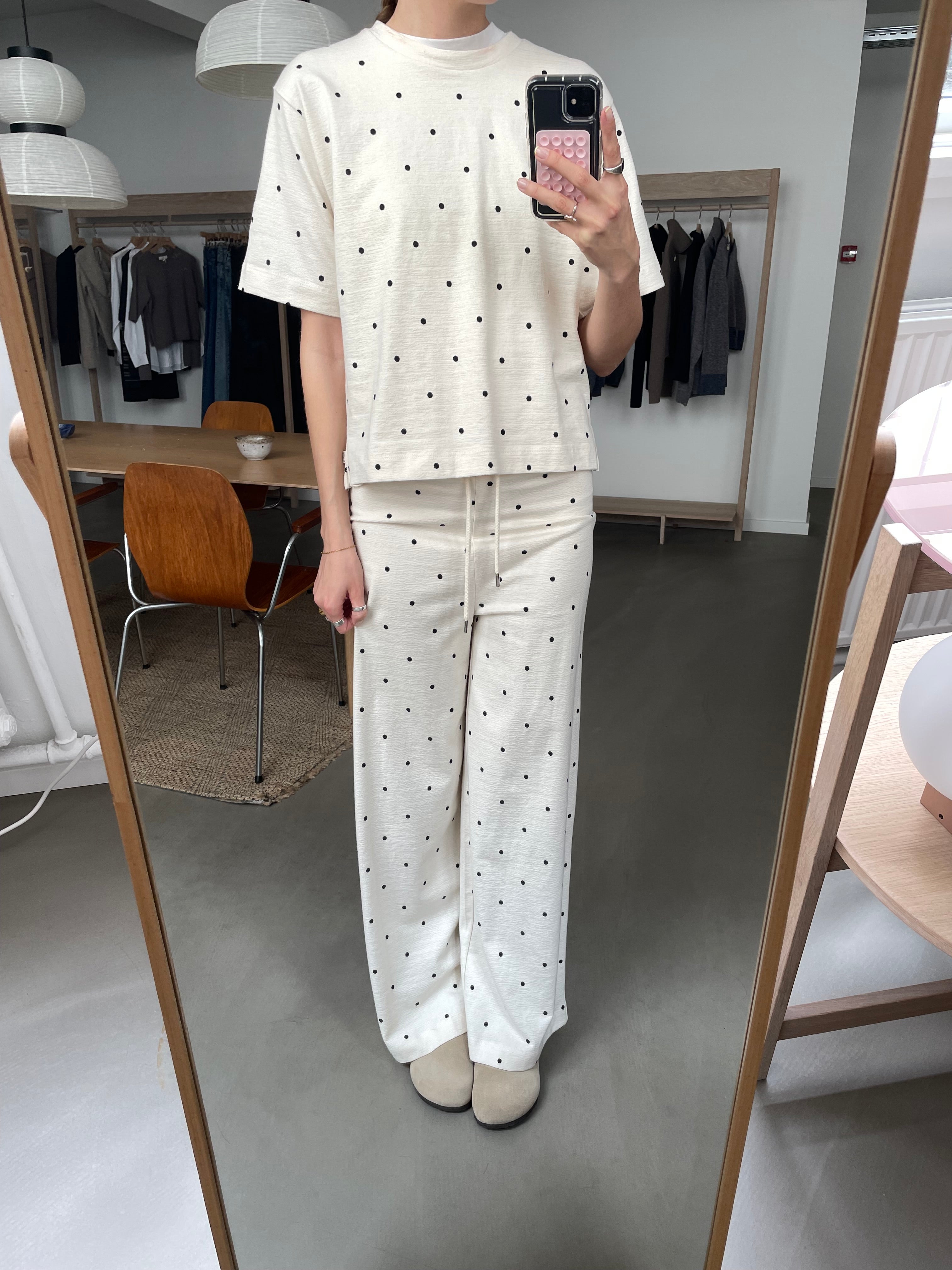 basic-apparel-anneli-tee-birch-oversized-t-shirt-punkte image 6