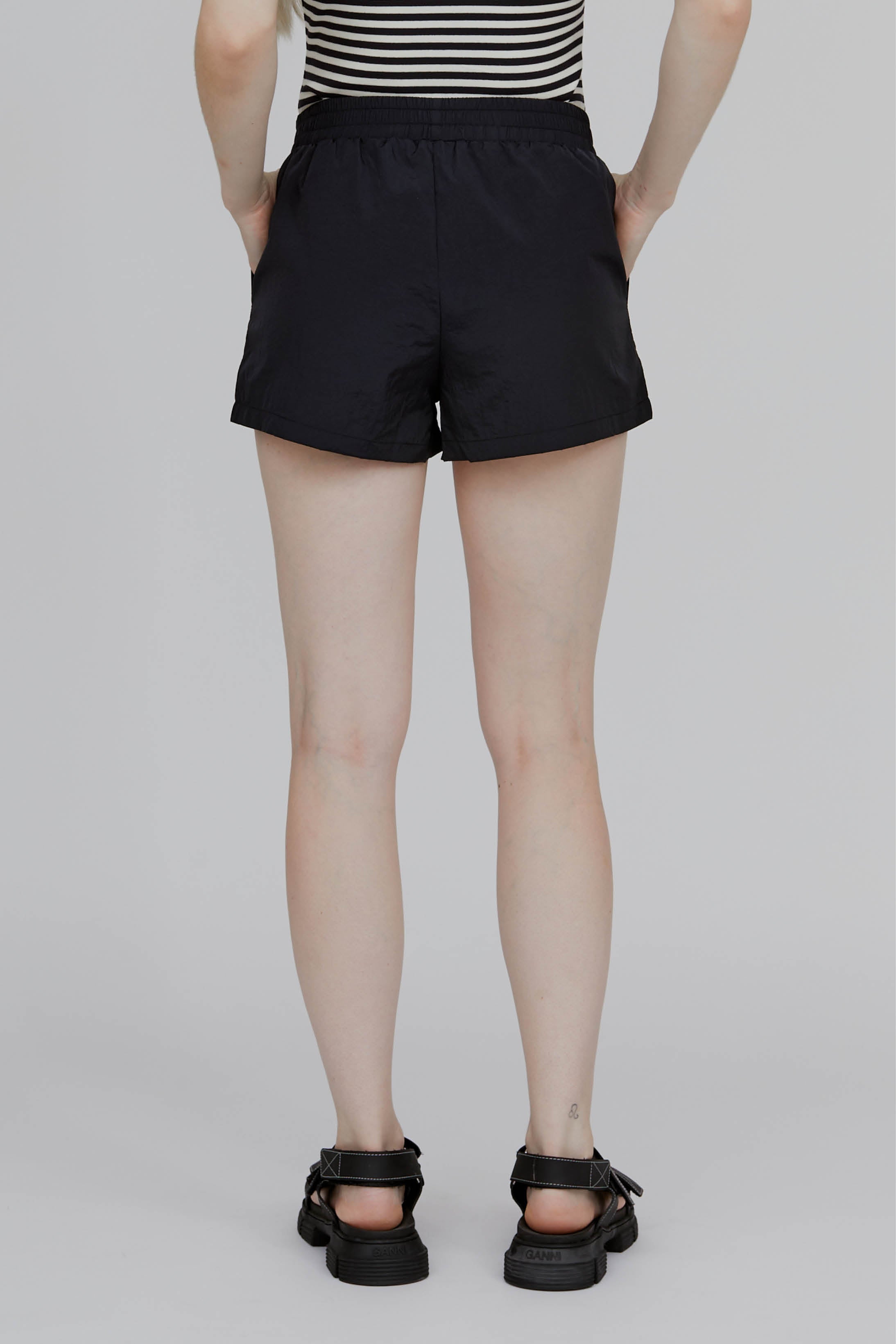 basic-apparel-viola-shorts-shorts-black-recycled-nylon image 4