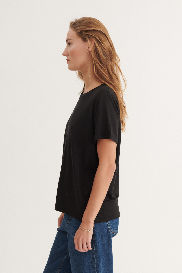 basic-apparel-joline-jolanda-tee-t-shirt-schwarz-tencel image 2