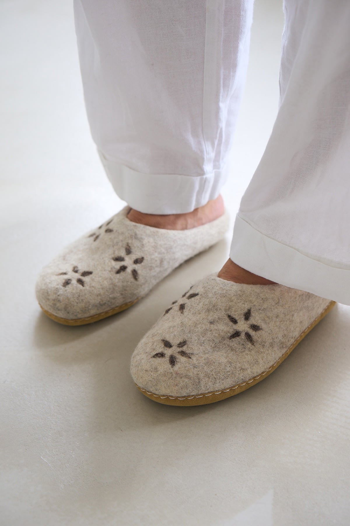 care-by-me-warm-feet-slippers-filz-hausschuhe-braun-39-41 image 2