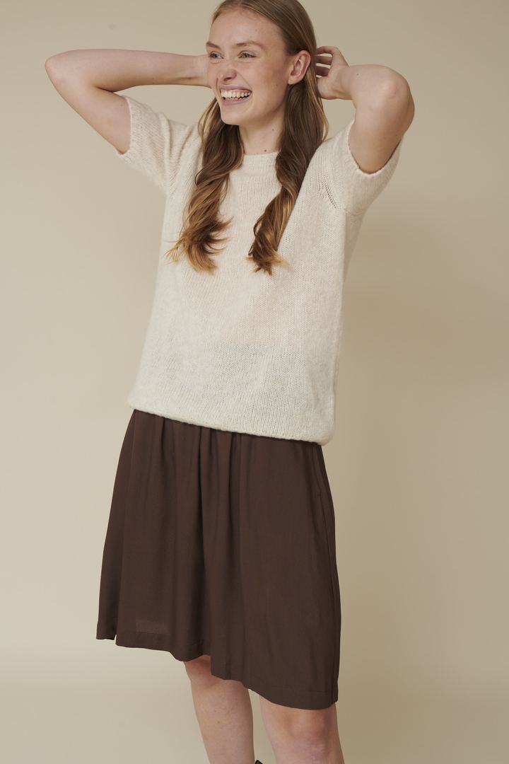 basic-apparel-marnie-tee-t-shirt-caroline-rose-mel-wolle image 2