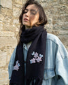 fable-england-forget-me-not-strickschal-navy-mit-blumenmuster image 2