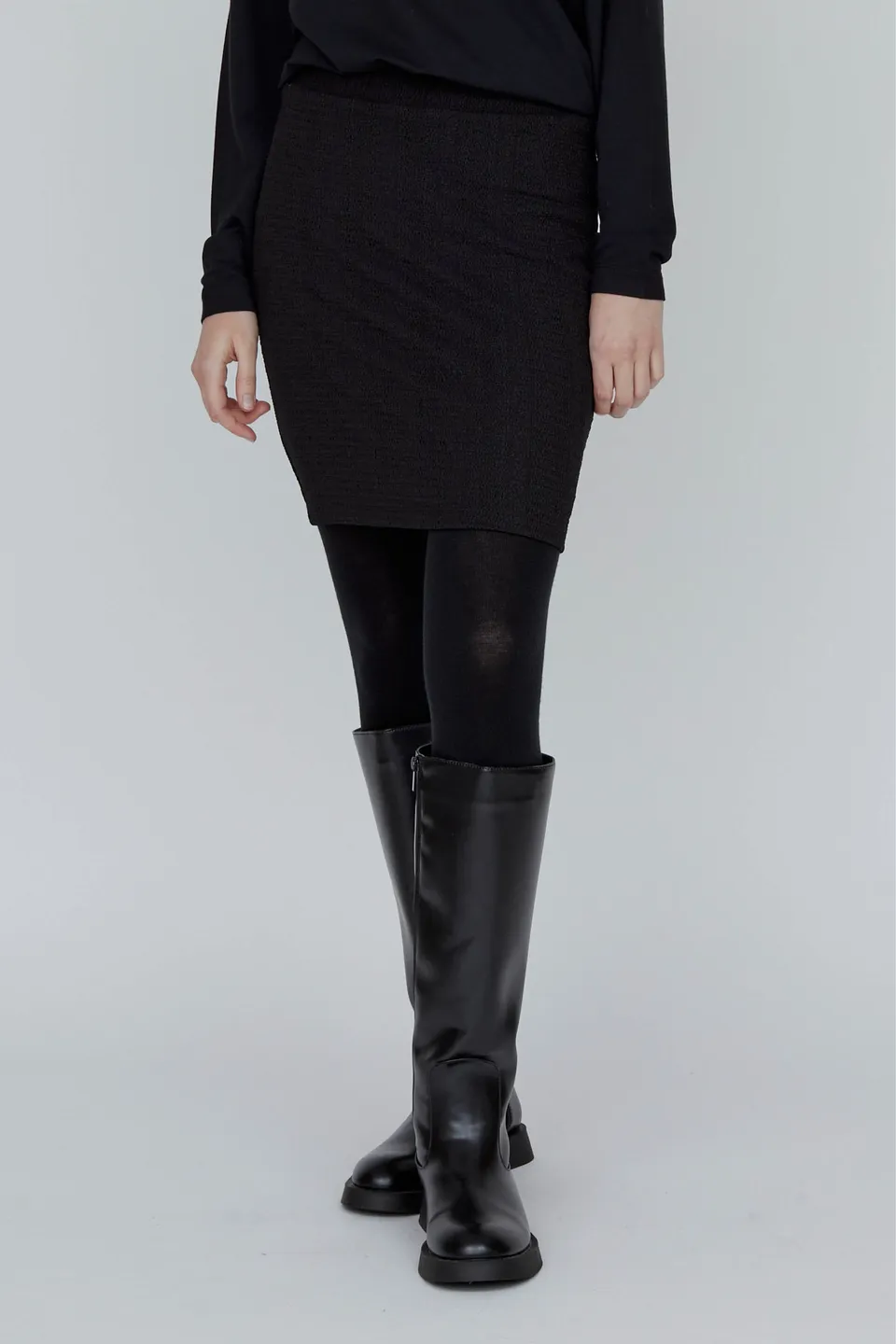 basic-apparel-suvi-skirt-rock-black-recycling-polyester image 1
