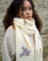 fable-england-forget-me-not-strickschal-creme-vergissmeinnicht image 2