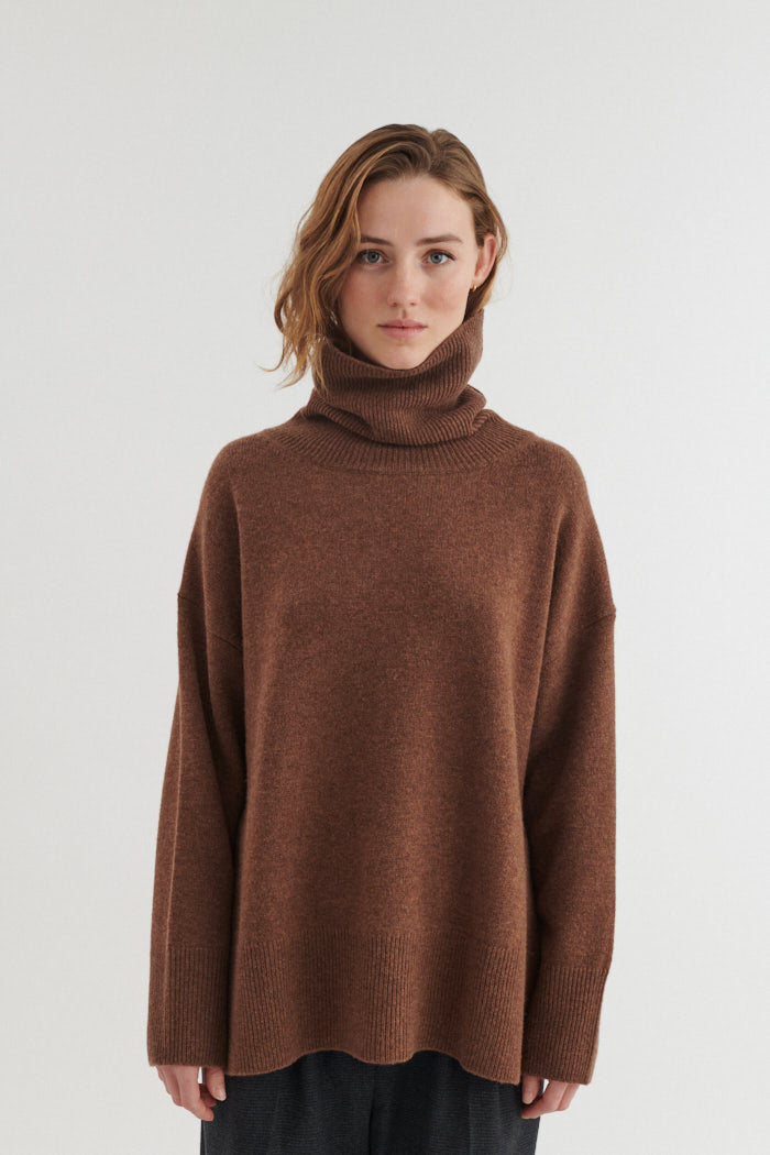 basic-apparel-liz-t-neck-pullover-fondue-fudge-merino-oversize image 1