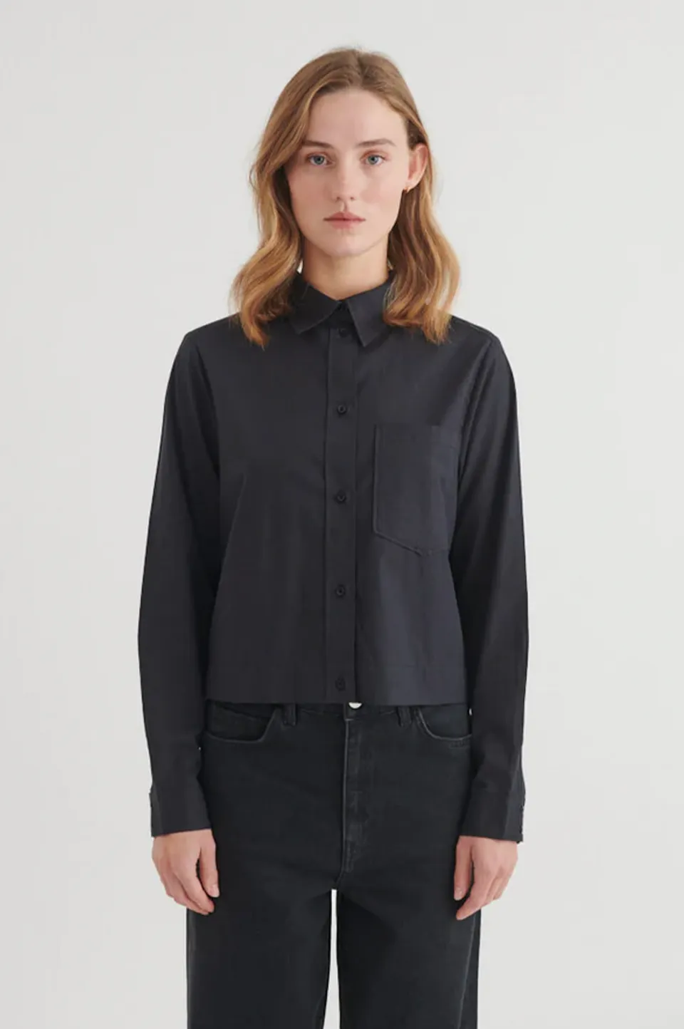 basic-apparel-silje-cropped-shirt-damen-schwarz-bio-baumwolle image 1