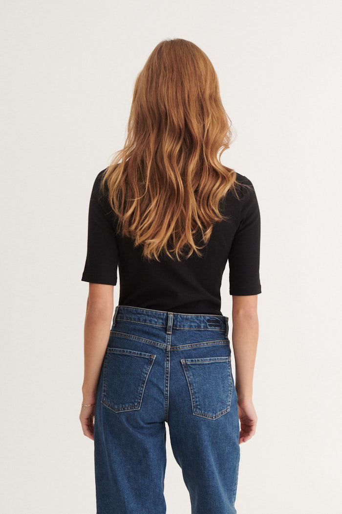 basic-apparel-ludmilla-v-neck-t-shirt-schwarz-bio-baumwolle image 3