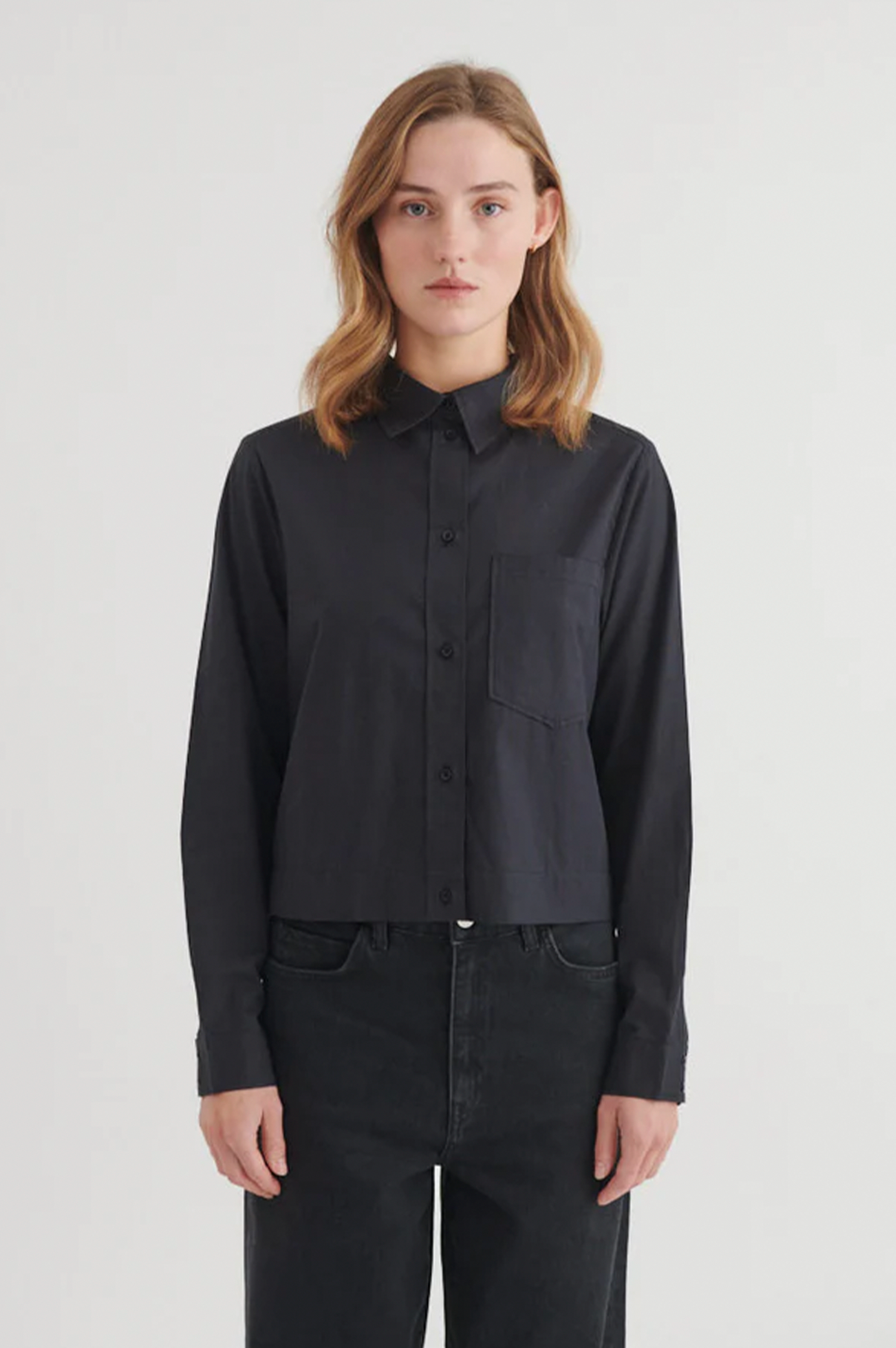 basic-apparel-silje-cropped-shirt-damen-schwarz-bio-baumwolle image 1
