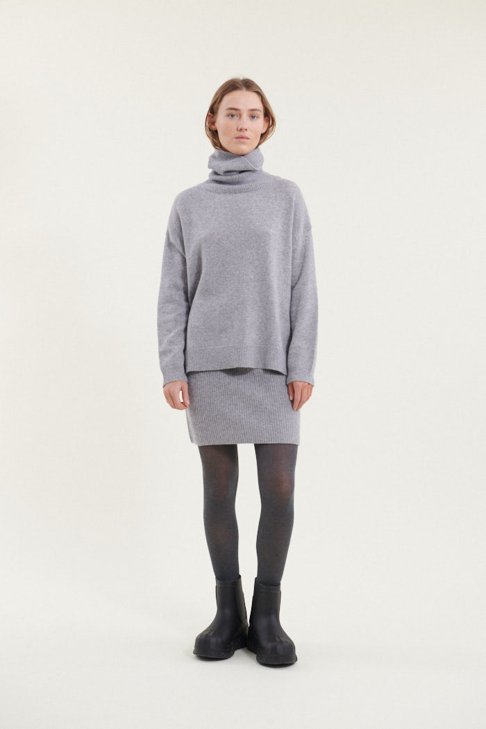 basic-apparel-lise-short-skirt-strickrock-hellgrau-recyclingwolle image 4