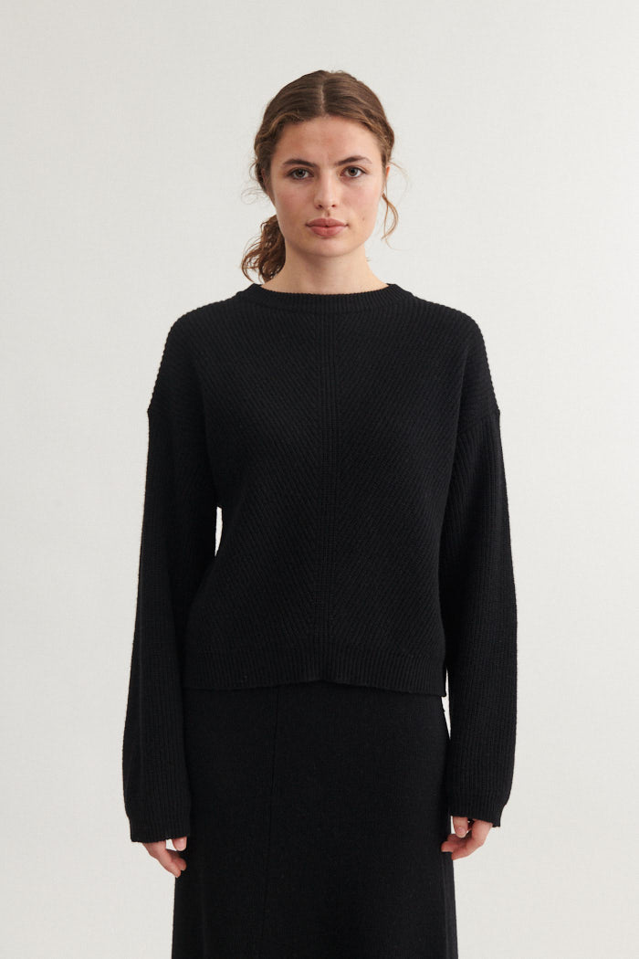basic-apparel-line-pullover-black-oversized-recycling-wolle image 1