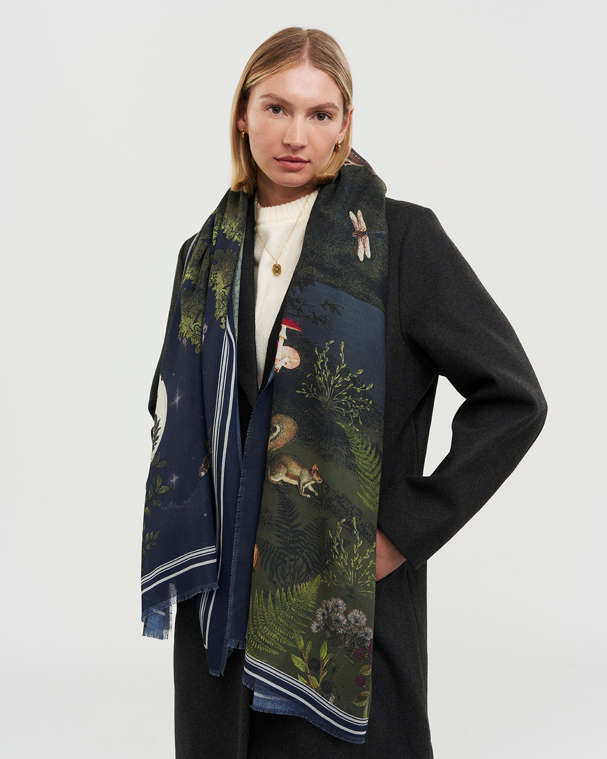 fable-england-scarves-woodland-meadow-schal-navy-gro image 2