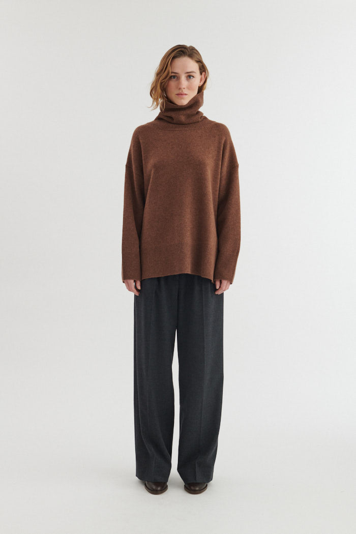 basic-apparel-liz-t-neck-pullover-fondue-fudge-merino-oversize image 4