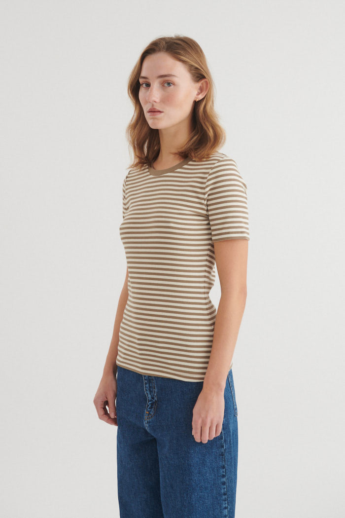 basic-apparel-ludmilla-o-neck-t-shirt-covert-garden-birch-bio image 3