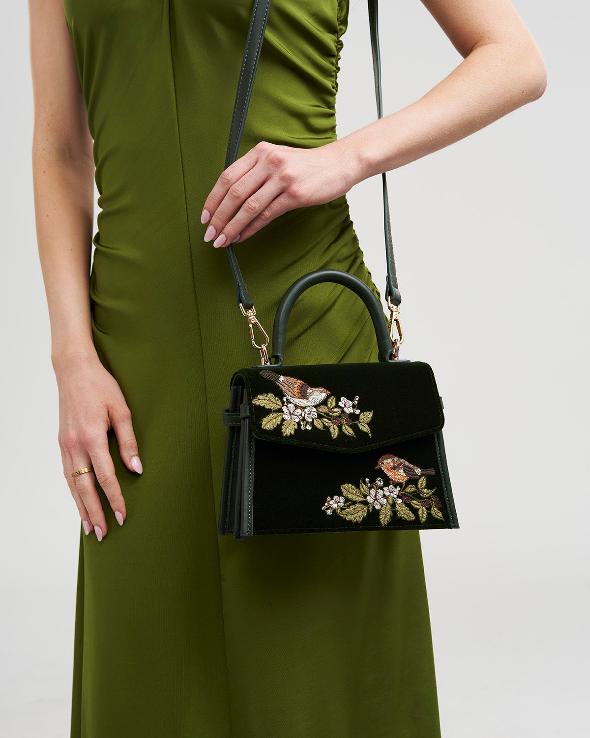 fable-england-eliza-wren-handtasche-gr-n-samt-stickerei image 2