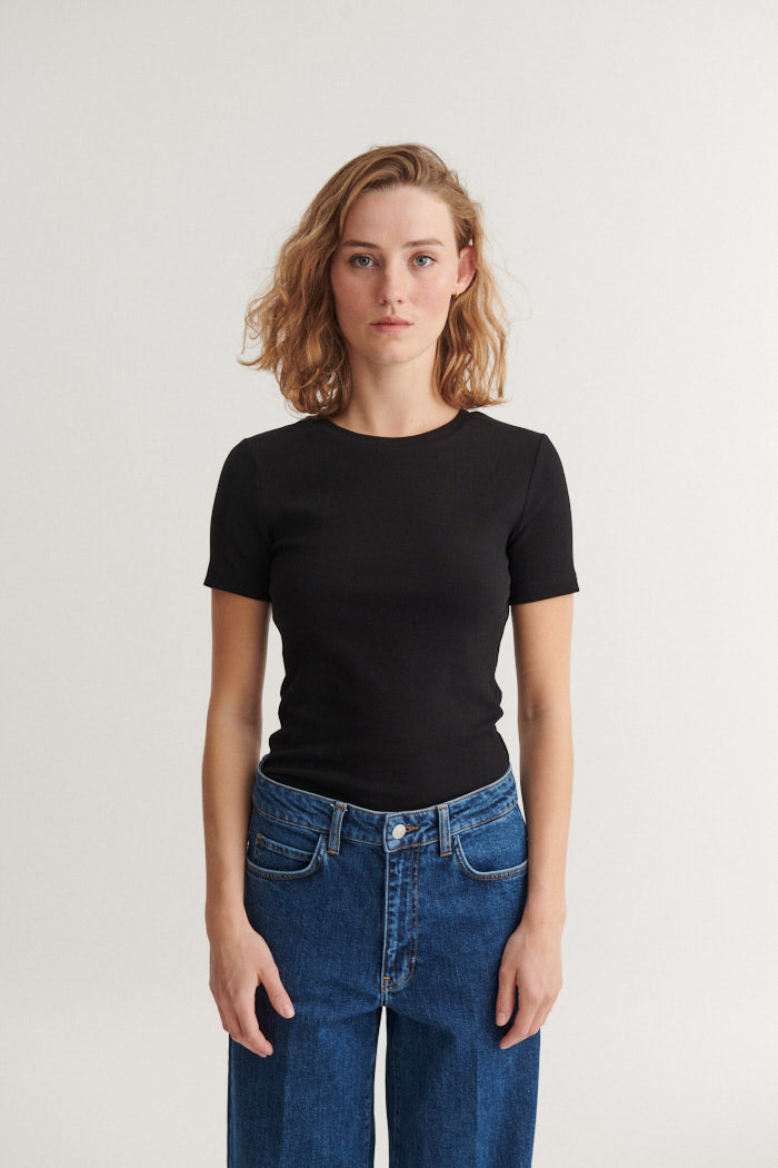 basic-apparel-ludmilla-o-neck-t-shirt-black-bio image 1