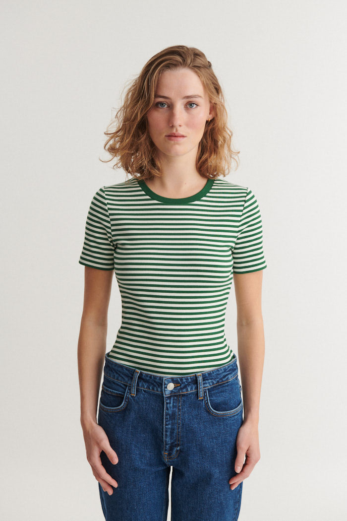 basic-apparel-ludmilla-o-neck-t-shirt-gr-n-bio-baumwolle image 1