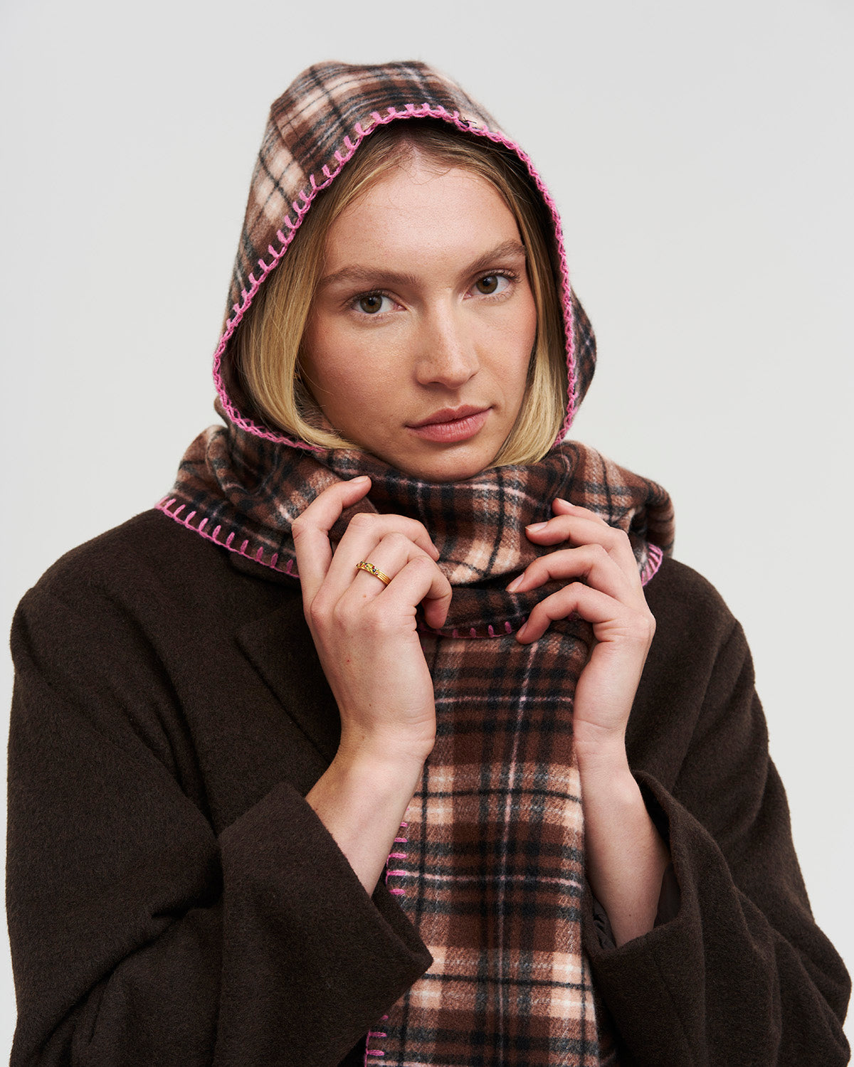 fable-england-check-hooded-winterschal-braun-karo image 4