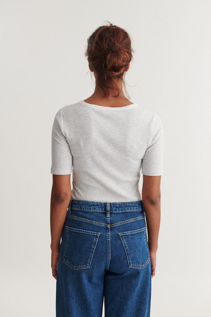 basic-apparel-ludmilla-ss-granddad-top-grau-bio image 3