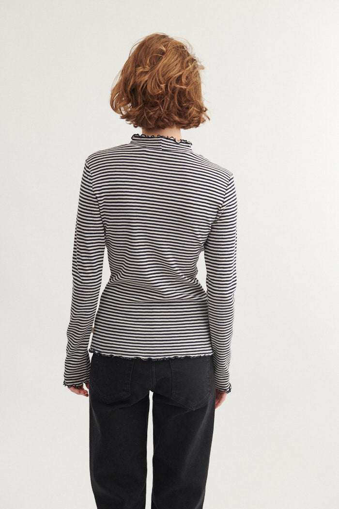 basic-apparel-silma-high-neck-t-shirt-sky-captain-bio-baumwolle image 3