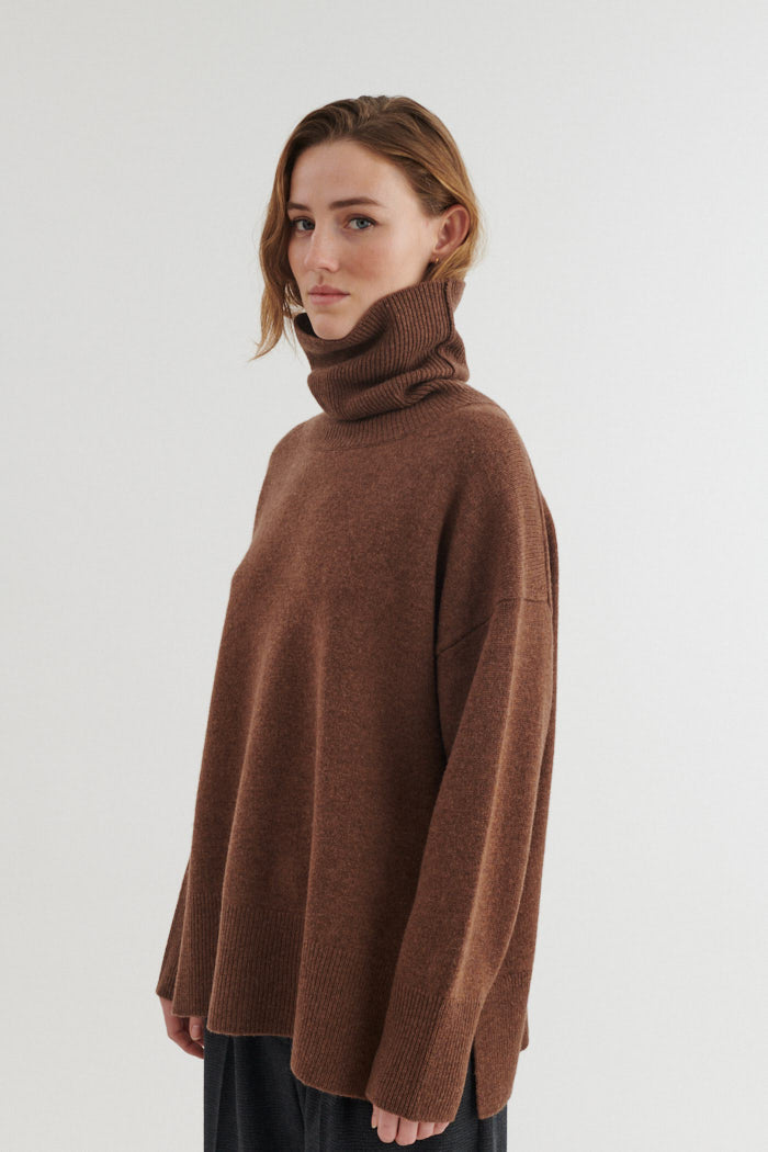 basic-apparel-liz-t-neck-pullover-fondue-fudge-merino-oversize image 2