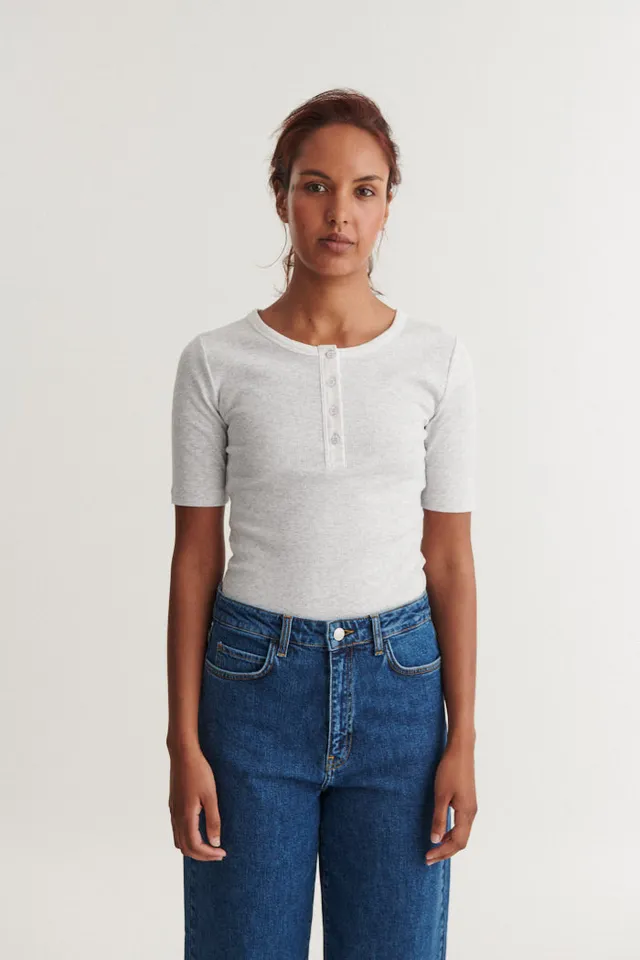 basic-apparel-ludmilla-ss-granddad-top-grau-bio image 1