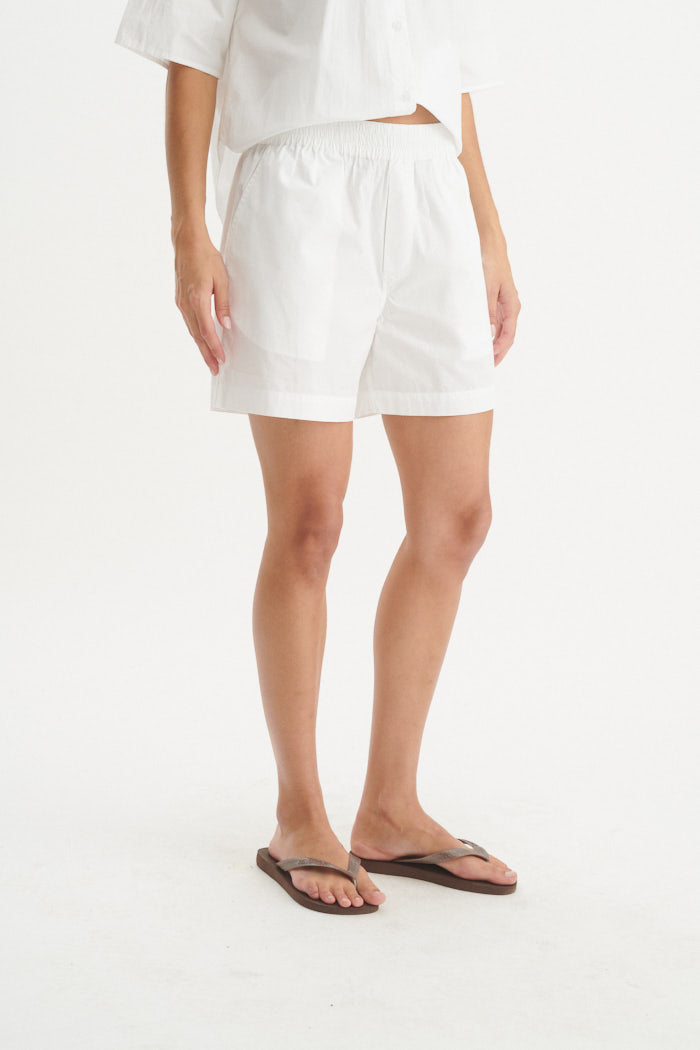 basic-apparel-silje-shorts-bright-white-bio-baumwolle image 2