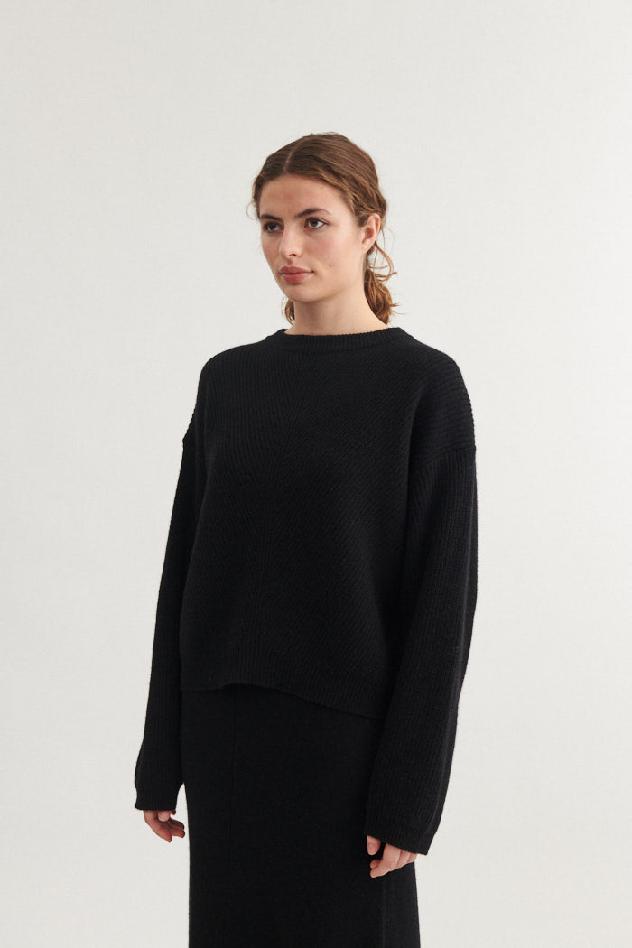 basic-apparel-line-pullover-black-oversized-recycling-wolle image 2