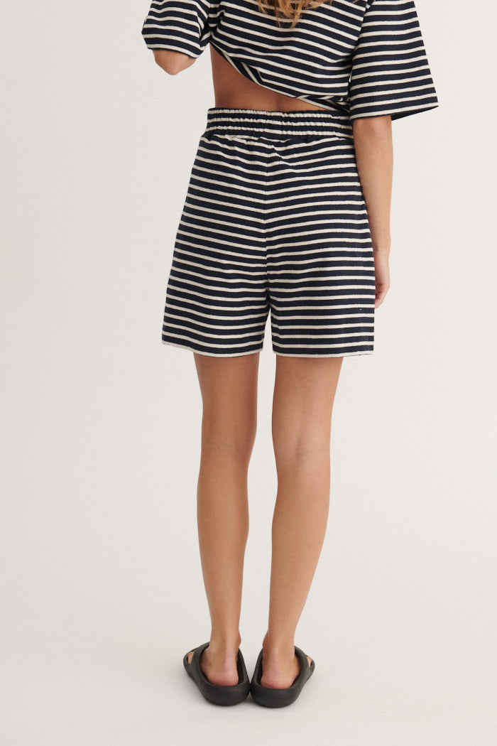 basic-apparel-anneli-shorts-sky-captain-damen-shorts-bio-baumwolle image 3