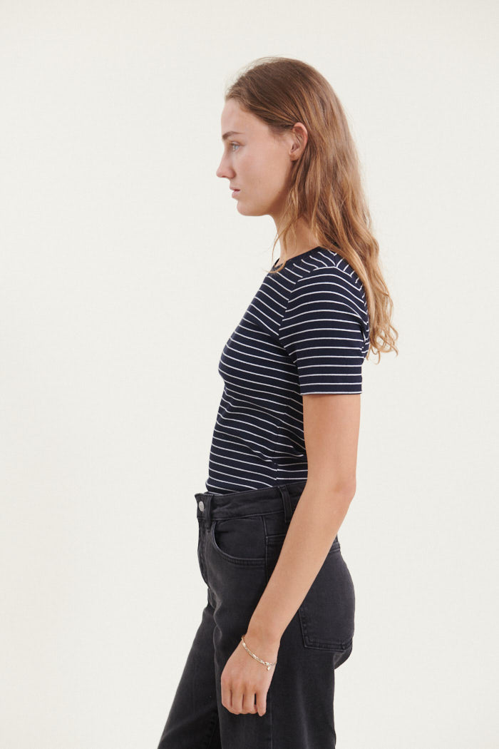 basic-apparel-ludmilla-o-neck-t-shirt-schwarz-bio-baumwolle image 2