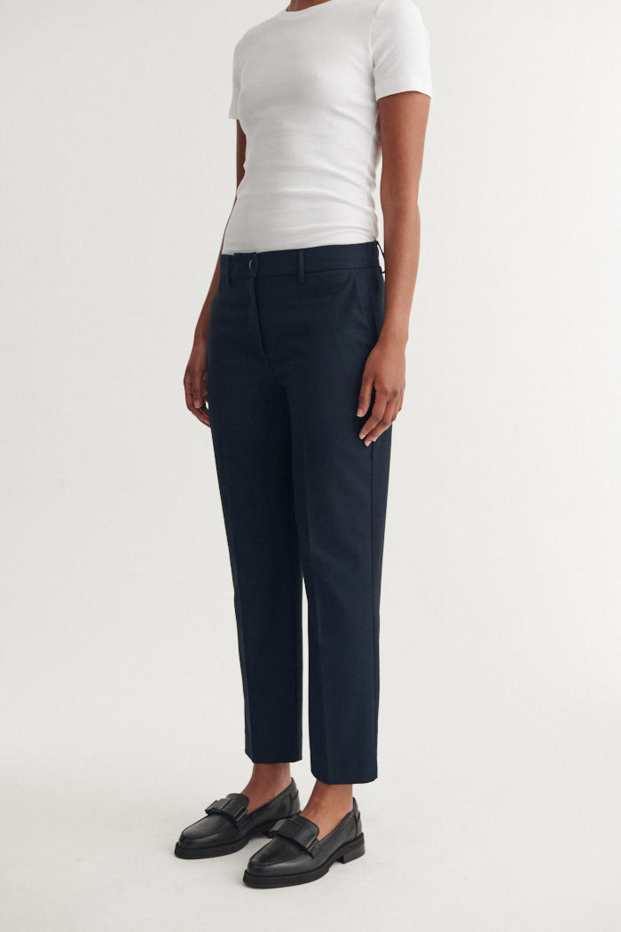 basic-apparel-radi-slim-pants-stoffhose-navy-b-gelfalte image 2