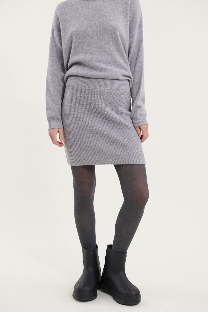basic-apparel-lise-short-skirt-strickrock-hellgrau-recyclingwolle image 1